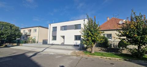  SENEC-3 izb. byt so záhradkou-NAJLEPŠIA LOKALITA-pivnica, parkovanie