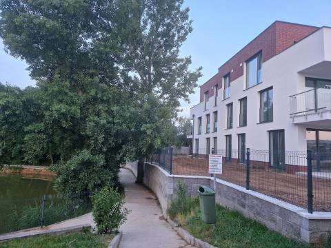  NOVOSTAVBA - 2-izb. byt s 96 m2 záhradkou vo VILADOME v Senci 