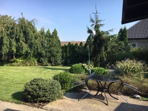  Dom s garážou na peknom veľkom pozemku.