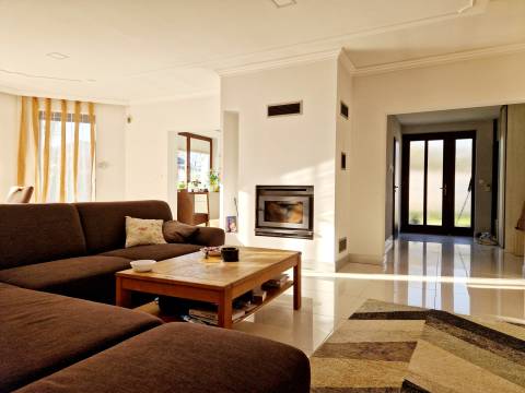  BÁHOŇ ( PEZINOK): NA PREDAJ NEHNUTEĽNOSŤ S VEĽKÝM POTENCIÁLOM 