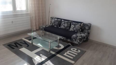  SENEC - CENTRUM: NA PREDAJ 1-izbový zariadený byt s loggiou. 