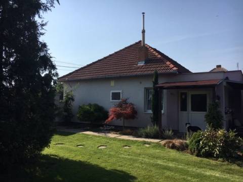  Dom s garážou na peknom rovinatom pozemku.