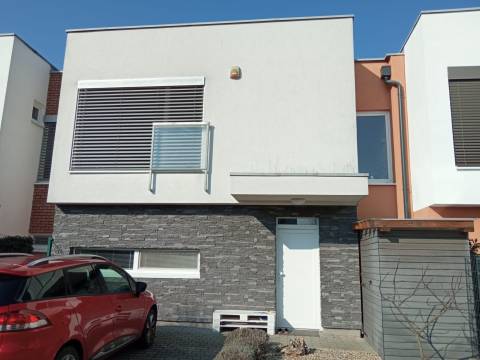  VÝBORNÝ DOM - VÝBORNÁ LOKALITA - Iba 15 km od Bratislavy.