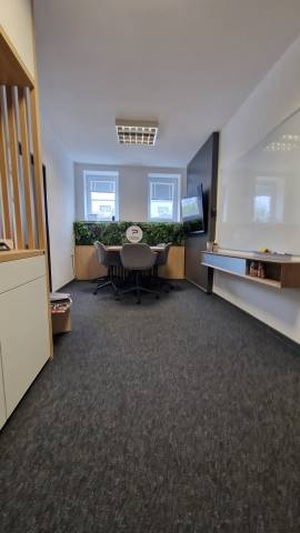  PRENÁJOM: Pekné priestory v Senci s parkovacím bonusom.