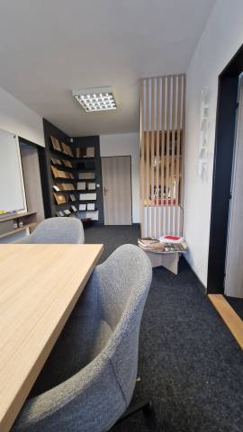  Pekné, kompletne zariadené nebytové priestory s parkovaním.