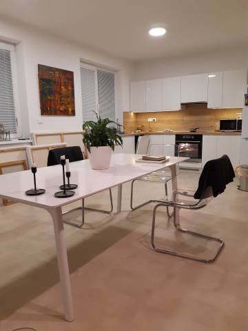  Priestranný 2-izb. byt s veľkou terasou a s VLASTNÝM parkovaním