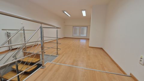  Atraktívny priestor s galériou, výkladom a rampou v centre Senca