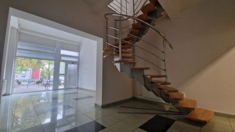  Atraktívny priestor s výkladom a nakladacou rampou v centre Senca.